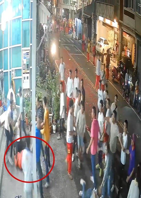 前立委、北港朝天宮前董事長曾蔡美佐在住處外，遭數十名白衣人圍毆。（圖／翻攝畫面）