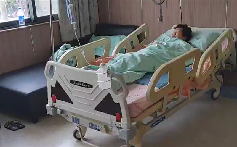 前立委、北港朝天宮前董事長曾蔡美佐被打傷，被診斷為壓迫性骨折。（圖／翻攝畫面）