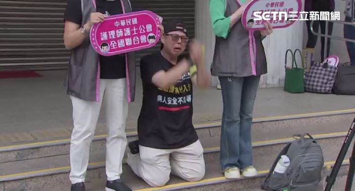 台灣護師醫療產業工會理事長陳玉鳳情緒激動下跪（圖／翻攝畫面）