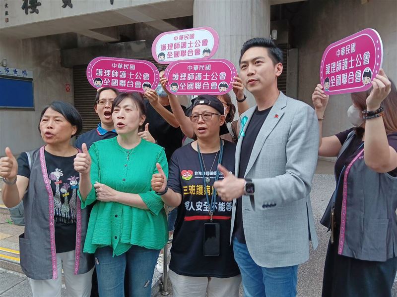 三班護病比正式入法，護理師公會全聯會理事長陳麗琴（左二）特別感謝立委邱慧洳、羅廷瑋、廖偉翔協助。（圖／護理師公會全聯會提供）