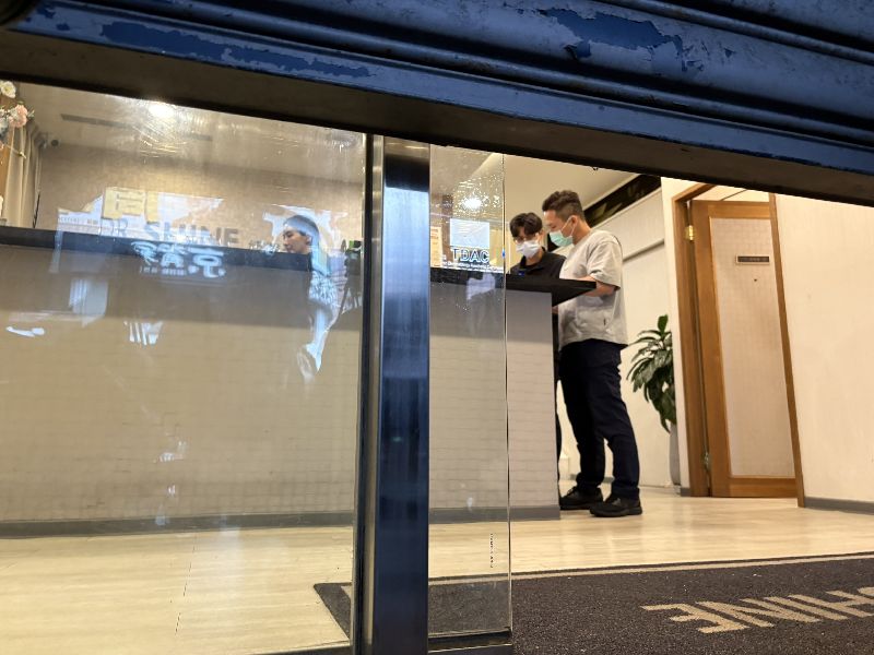 新北警方日前獲報，光澤醫美診所疑有偷拍情形，8日上午新北地檢署指揮警方展開偵辦，與衛生局人員前往板橋館前店稽查