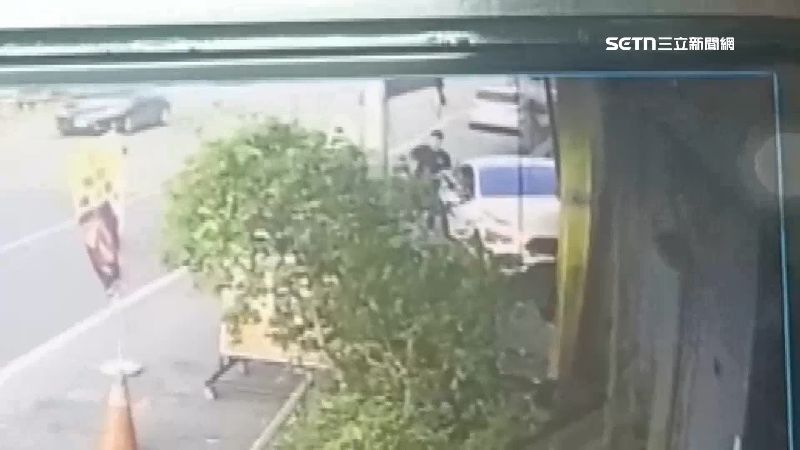 51歲的駕駛開車衝撞嘉義市安寮里的里長參選人競選服務處，同時也是桶仔雞店面