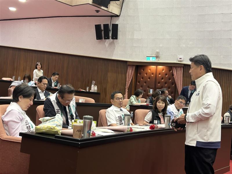 邱慧洳在議場還在哭，但仍對國民黨版本投下贊成票（圖／翻攝自黃捷Threads）