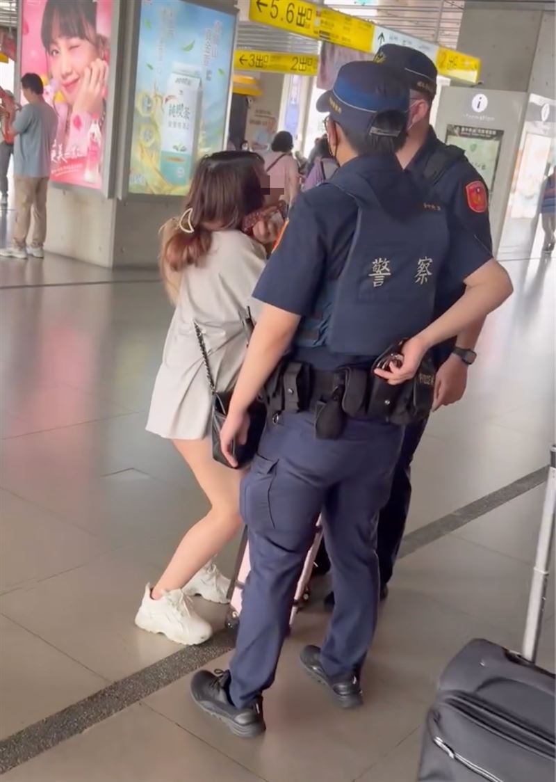 陳女不僅硬貼員警，還對著員警嘟嘴裝可愛求放行。（圖／翻攝自Threads @karta123456727）