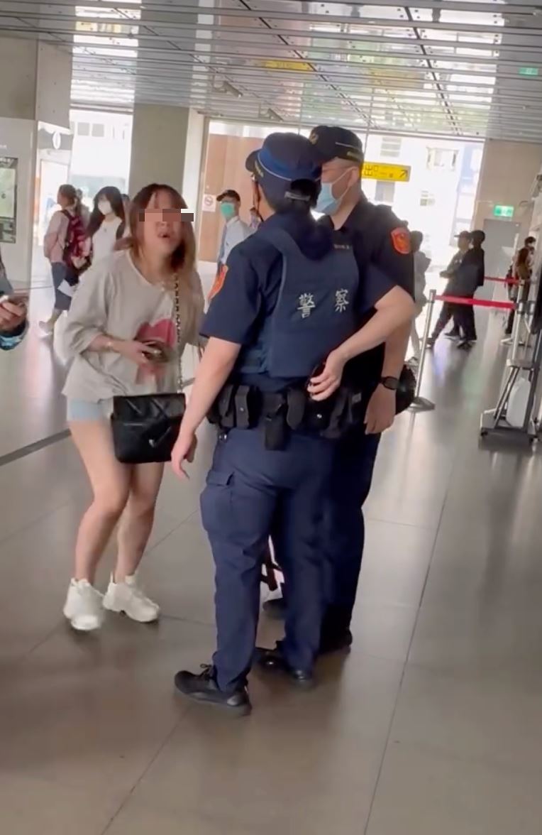 陳女欲強行進站乘車，鐵路警察獲報到場制止。（圖／翻攝自Threads @karta123456727）