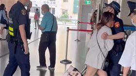逃票女硬闖台中車站！對男警「嘟嘴又貼胸」求放行沒用　竟坐地大鬧（圖／翻攝自Threads @karta123456727）
