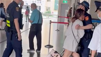 逃票女「嘟嘴貼胸」硬闖！沒用竟坐地大鬧