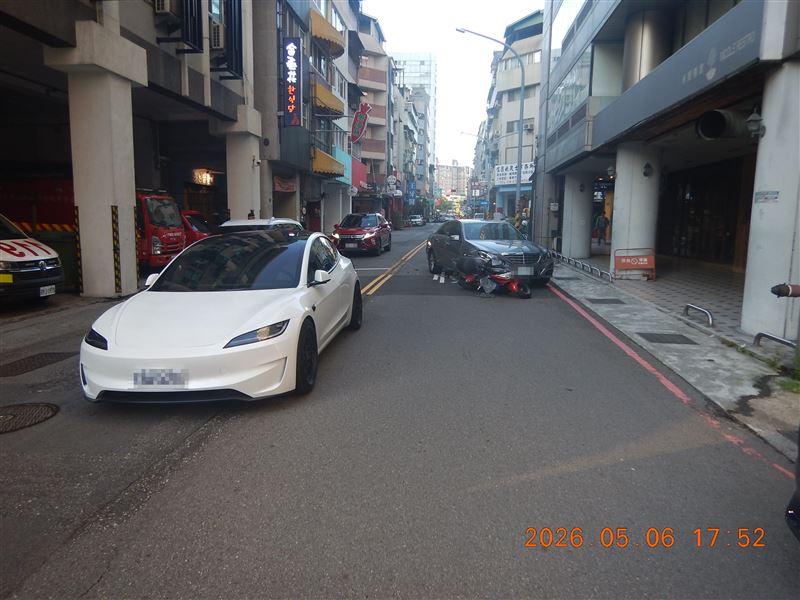 台中8旬翁開賓士突然暴衝追撞停等紅燈的機車，前方特斯拉也遭到波及。(圖／翻攝畫面)
