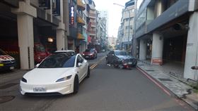 台中8旬翁，開賓士，暴衝追撞機車，推撞特斯拉，騎士往後飛摔釀2傷(圖／翻攝畫面)