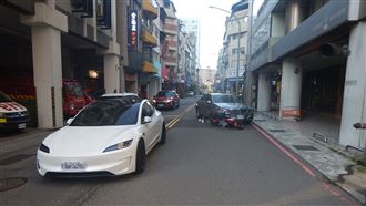 8旬翁開賓士突暴衝　撞飛機車再撞特斯拉