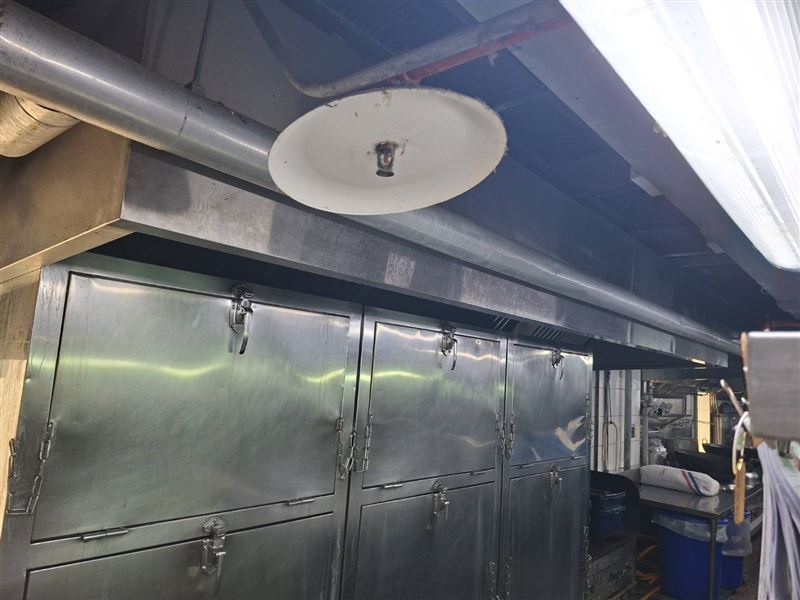廚房工作區上方設備不潔。（圖／北市衛生局提供）