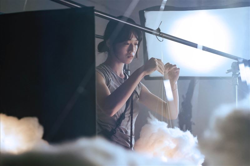公視學生劇展《43號六樓》紀亮竹飾演影視美術工作者「C」。（圖／公視提供）