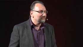 46歲的法國教授弗洛朗·蒙塔克萊爾（Florent Montaclair）自己創立空殼國際學會，甚至憑空捏造獎項、舉行大型頒獎典禮為自己頒獎，他還涉嫌偽造博士文憑，在大學授課超過20年。（圖／翻攝自X平台 @le_Parisien）