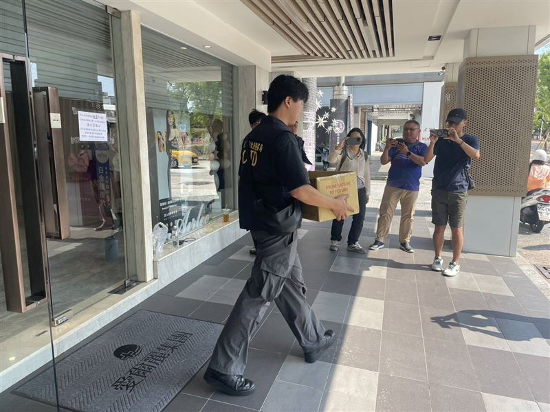 經搜索後，警方帶回相關證物。（圖／翻攝畫面）