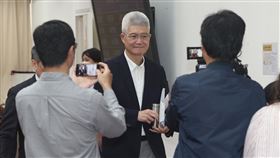 胡元輝被要求離開立法院教委會會場（2）第8屆公視董事會僵局未解，針對公視董事長胡元輝（中）適任資格，國民黨立委羅智強7日在立法院教育及文化委員會開議前，要求胡元輝離席。胡元輝表示，尊重立院決定，但對此發展感到遺憾。中央社記者張新偉攝　115年5月7日