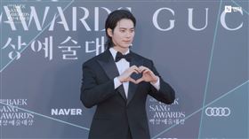 190公分大長腿搭配西裝造型，讓粉絲大嘆眼球淨化。（圖／翻攝自NAVER）