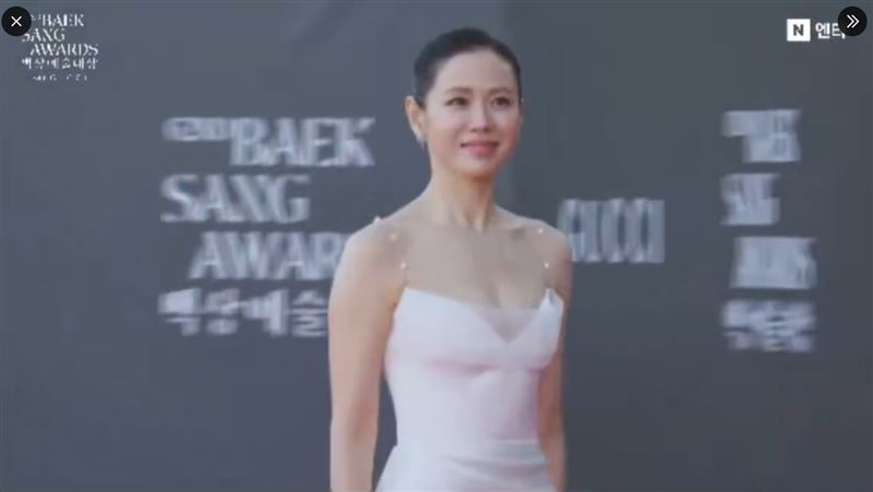 孫藝真身穿深V禮服，踏上百想藝術大賞紅毯。（圖／翻攝自CHZZK）