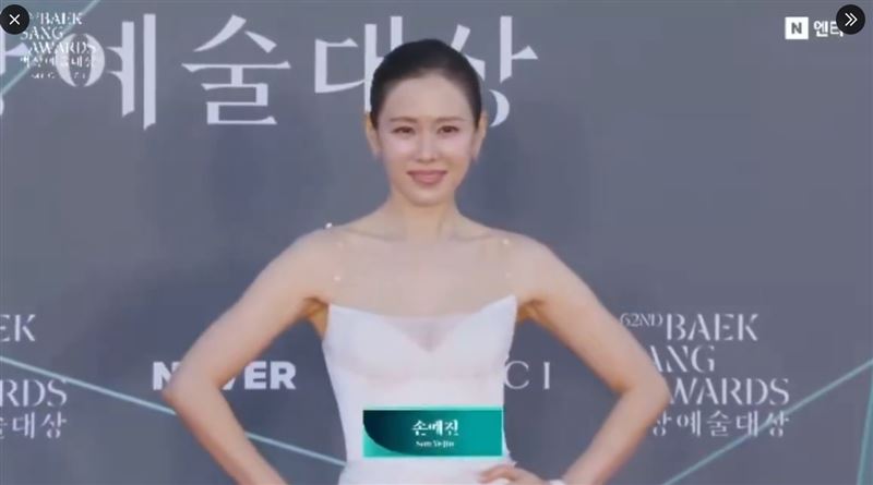 孫藝真身穿深V禮服，踏上百想藝術大賞紅毯。（圖／翻攝自CHZZK）