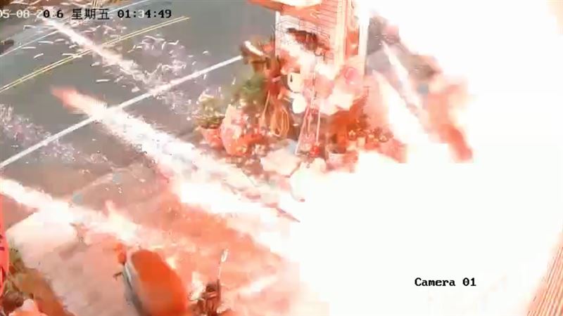 警方目前釐清土製炸彈成分為煙火火藥，目前正全力追緝嫌犯中。（圖／住戶提供）