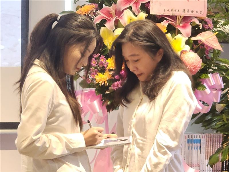 代母出征！應曉薇女兒應佳妤出書記者會參選起手式。應曉薇痛哭現身力挺女兒要簽名。（圖／記者鍾志鵬攝影）