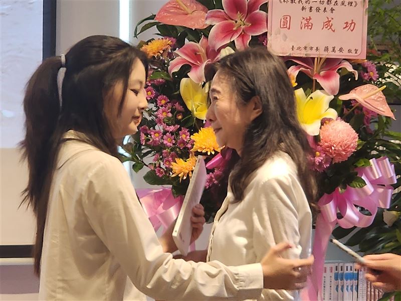 代母出征！應曉薇女兒應佳妤出書記者會參選起手式。應曉薇痛哭現身力挺女兒要簽名。（圖／時報出版提供）