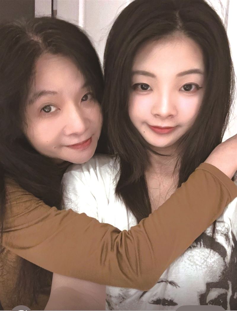 代母出征！應曉薇女兒應佳妤出書記者會參選起手式。應曉薇痛哭現身力挺女兒要簽名。（圖／時報出版提供）