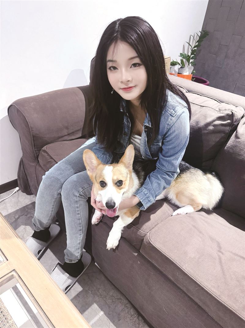 代母出征！應曉薇女兒應佳妤出書記者會參選起手式。應曉薇痛哭現身力挺女兒要簽名。（圖／時報出版提供）