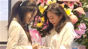 代母出征！應曉薇女兒應佳妤出書記者會參選起手式。應曉薇痛哭現身力挺女兒要簽名。（圖／時報出版提供、記者鍾志鵬攝影）