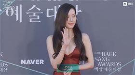 文佳煐一現身百想紅毯立刻成為全場焦點。（圖／翻攝自CHZZK） 