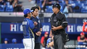 中職37年例行賽，富邦悍將總教練後藤光尊透過翻譯詢問主審。（圖／記者劉彥池攝影）