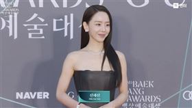 申惠善走紅毯時因禮服漸漸往下滑，導致黑色胸貼外露。（圖／翻攝自NAVER）