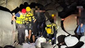 日籍遊客阿里山溯溪受傷　嘉縣消防救援日籍遊客日前至嘉義縣阿里山鄉茶山村溯溪受傷，消防局派員前往協助，利用繩索等器材協助傷者脫困上岸，送醫救治後無生命危險。（嘉義縣消防局提供）中央社記者蔡智明傳真　115年5月8日