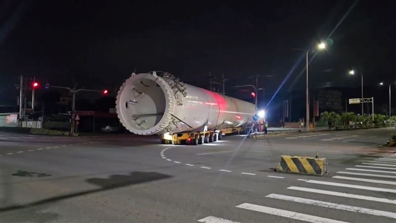 啟德機械起重工程運送氮氣儲存槽。（圖／胡漢龑提供）