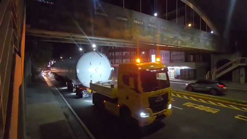 神秘的巨型圓柱是準備送往新竹半導體廠的氮氣儲存槽。（圖／胡漢龑提供）