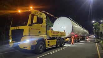 深夜街頭超震撼！新竹出現巨型圓棒引熱議