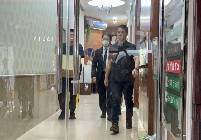 醫美診所疑偷拍事件延燒，新北檢警8日前往光澤診所新北5分店搜索。警方下午將板橋中山店經理（戴口罩者）以證人身分帶回釐清案情