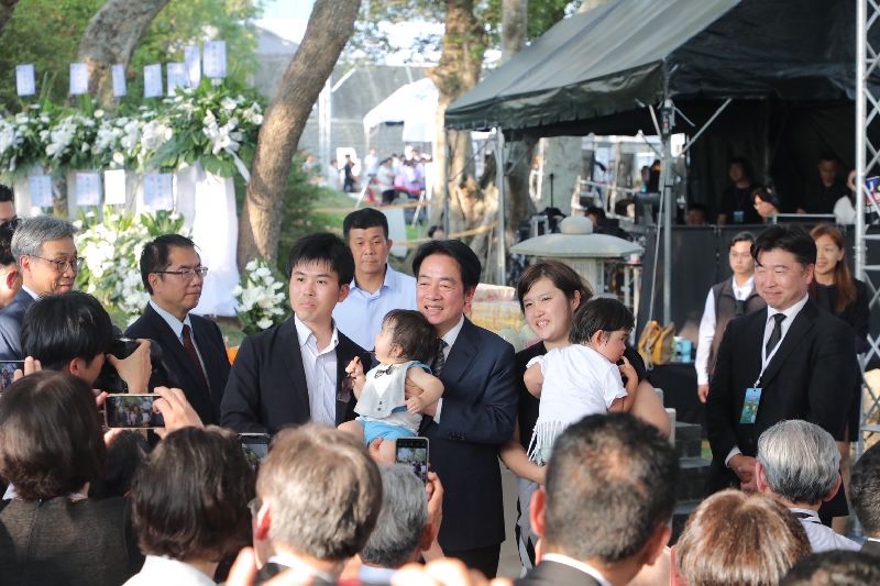 總統賴清德（中）8日前往台南烏山頭水庫追思建造者、日本土木工程師八田與一，也抱著八田與一後代互動