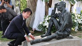 賴總統向日本技師八田與一銅像獻花農業部農田水利署8日下午在烏山頭水庫舉辦「八田與一技師逝世83週年追思紀念會」，總統賴清德（圖）親臨主祭，向日本技師八田與一銅像獻花致意。（主辦單位提供）中央社記者楊思瑞台南傳真  114年5月8日