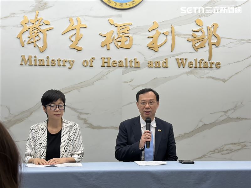 有關三班護病比入法，石崇良（右）指出，於會中達成共識護病比標準設置2年緩衝期，於117年5月1日正式實施。（圖／記者簡浩正攝影）
