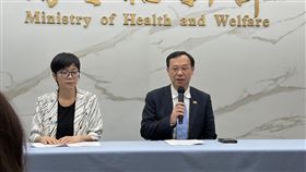 有關三班護病比入法，石崇良（右）指出，於會中達成共識護病比標準設置2年緩衝期，於117年5月1日正式實施。（圖／記者簡浩正攝影）