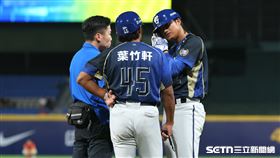 中職37年例行賽，富邦悍將右外野手孔念恩被傳球打到頭。（圖／記者劉彥池攝影）
