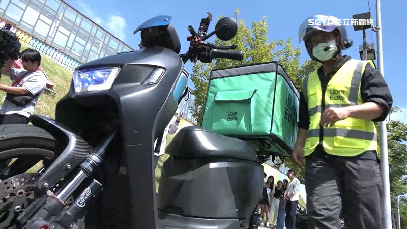 外送員騎車趕著送餐