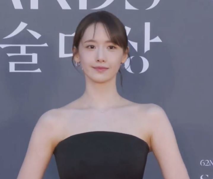 潤娥選擇的是神祕感十足的黑色系，搭配俐落髮型。（圖／翻攝自NAVER）