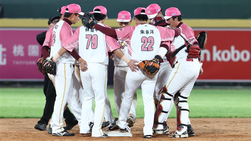 樂天桃猿面對統一獅拿下逆轉勝。（圖／樂天桃猿提供）