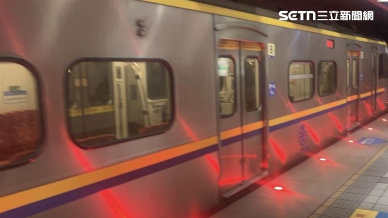 一名23歲越南籍男子不明原因從月台墜軌，遭3081次區間快車撞上，當場死亡。（圖／翻攝畫面）