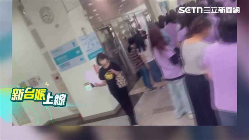 一旁要洽公的民眾還需要繞開紫衣人群。（圖／新台派上線）