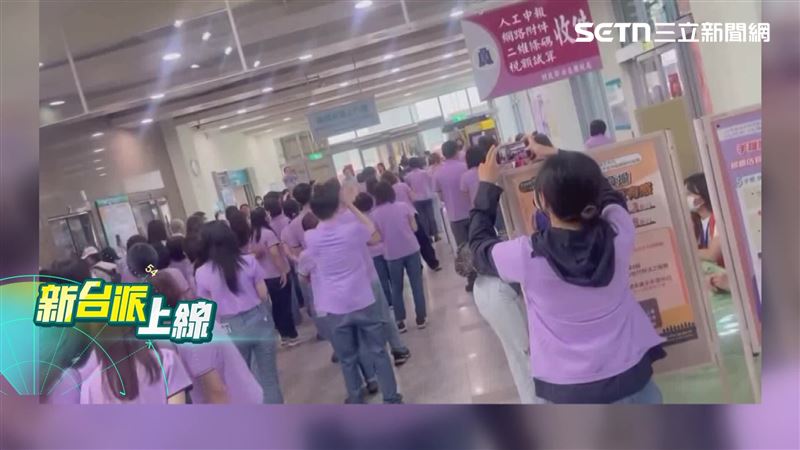 新竹市稅務局主管級人員，身穿統一的紫色衣服在稅務局門口唱歌跳舞迎接高虹安。（圖／新台派上線）