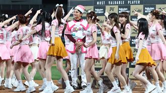馬傑森英雄一擊　賽後被超過20位女孩環繞