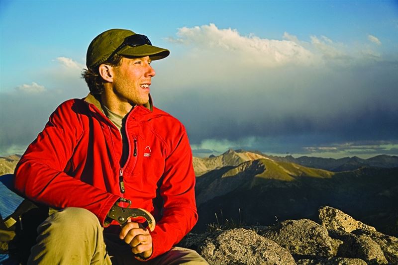 美國登山客艾倫，曾困峽谷底多天沒人來救，最後自斷右手走去找支援。（圖／翻攝自Collection of Aron Ralston）