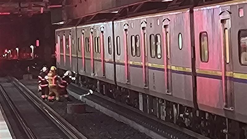 男子遺體卡在車廂與鐵軌中間，明顯死亡。（圖／翻攝自三鐵情報社：事故通報與鐵道事件分享臉書）